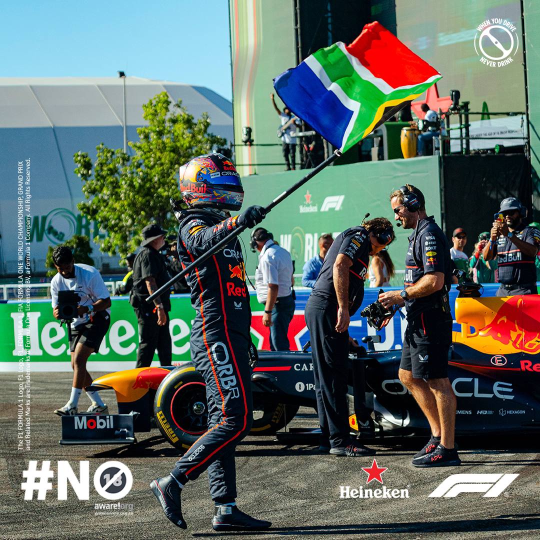Heineken_SA's tweet image. Cape Town in full throttle. The looks. The crowd. The RB8. The cheers. Heineken World Tour levels: unmatched. 💚🏁
#HeinekenSA #HeinekenWorldTour #MoreThanARace