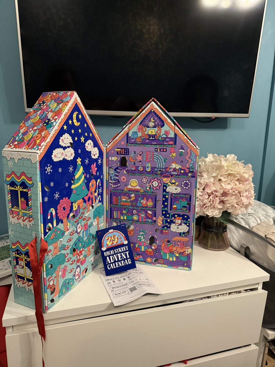 Amz0x0's tweet photo. Advent calendar bigger than my head but my whole room smells like @LushLtd ! Thank you as always @hughesy93 😘 https://t.co/QmaXHbgI2j
