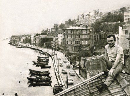 Adı Tuncel Kurtiz idi…
Beyoğlu İstiklal caddesinin Tünel tarafında Kumbaracı sokaktan girip kendinizi aşağıya doğru saldığınızda 2. sokaktan ilk sağa çıkıştaki caminin hemen yanı başında dört katlı bir apartmanın 2. katında bir evdi.
Önce demir sürgülü dış kapı dükkân kepengini