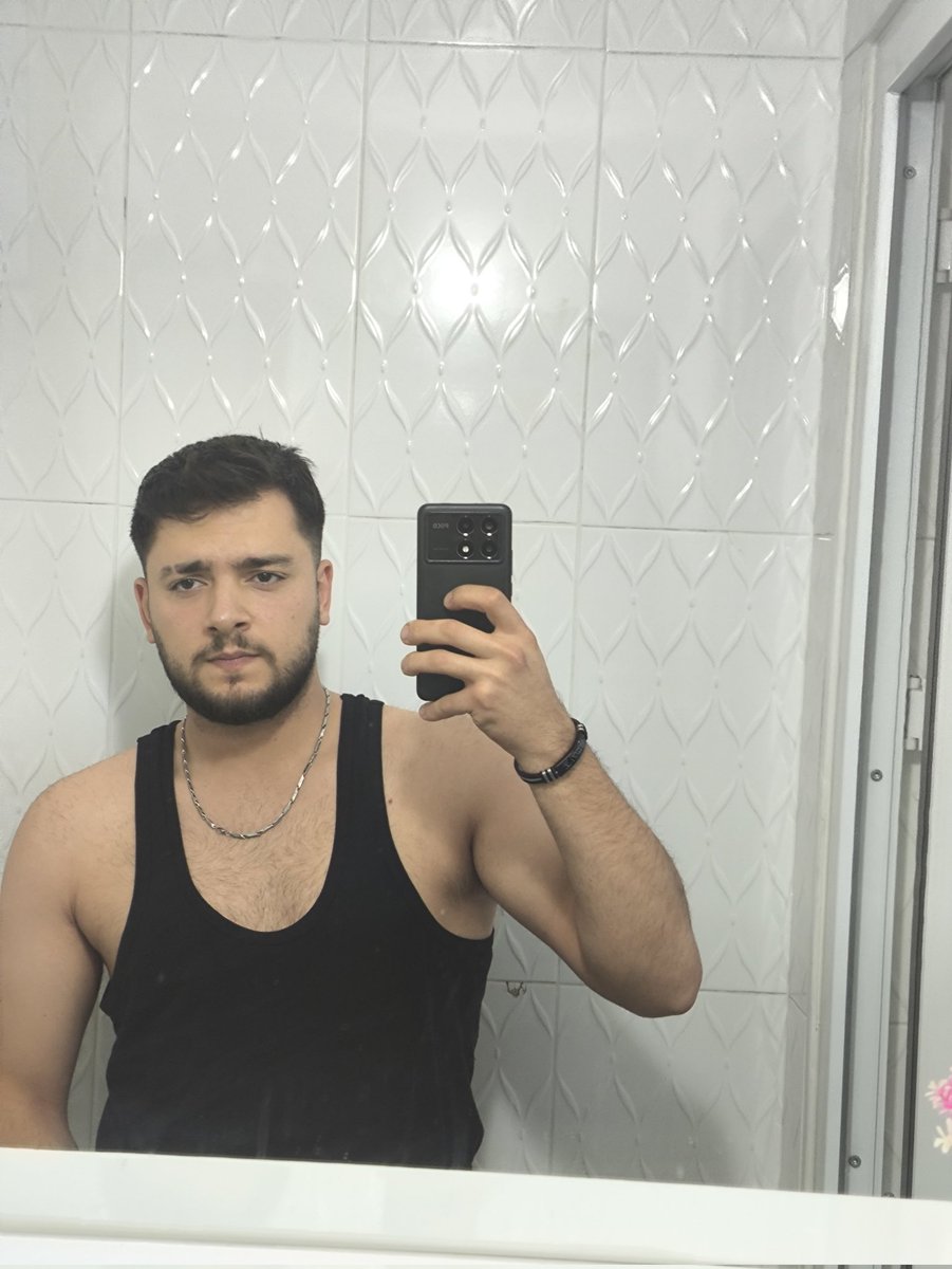 Hugedomm's tweet image. Yaz , kış atletli dolaşan o eleman .