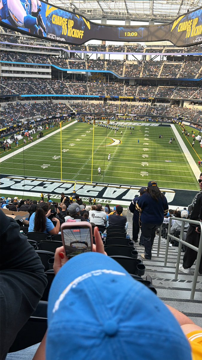 BallsDeepn209's tweet photo. Sofi take over fuck da chargers https://t.co/Ygbr6sBS1z