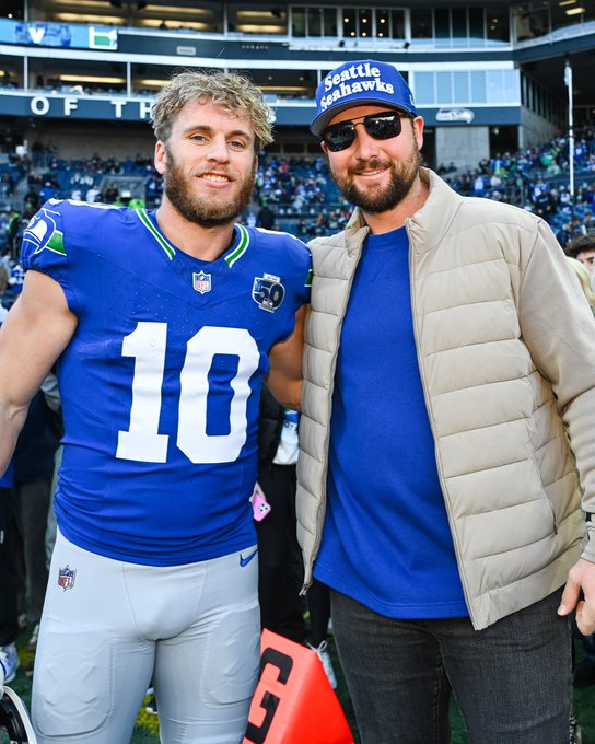 MarinersONTap's tweet photo. Cal Raleigh is a SEATTLE LEGEND. 

Huskies 🤝 Seahawks 🤝 Mariners. https://t.co/6MCfrjqeSI