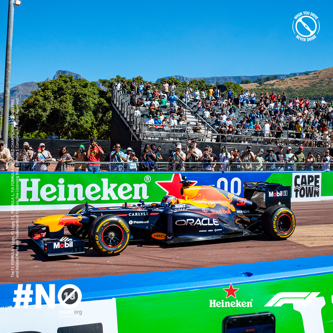 Heineken_SA's tweet image. Cape Town in full throttle. The looks. The crowd. The RB8. The cheers. Heineken World Tour levels: unmatched. 💚🏁
#HeinekenSA #HeinekenWorldTour #MoreThanARace