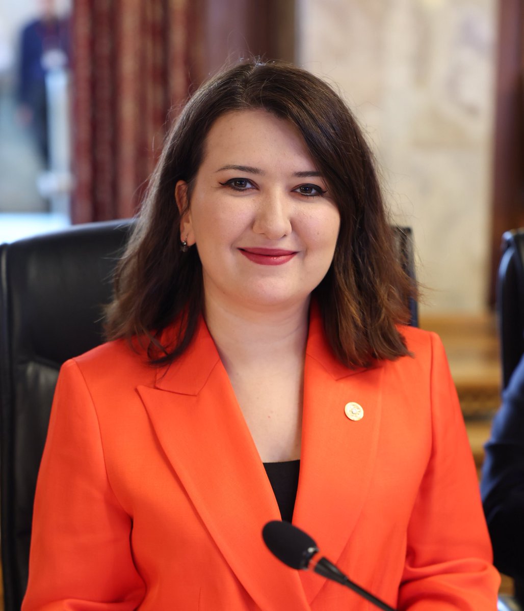 GokceGokcen_'s tweet photo. TEŞEKKÜRLER!

Değerli kurultay delegelerimizin takdiriyle Parti Meclisi üyeliğine yeniden seçildim. Bu onurlu görevin belki de en güzel yanı bu kadar güzel yol arkadaşlıklarıyla dolu olması.

Baskılar, zorluklar sürecek, Genel Başkanımızın dediği gibi dikensiz bir gül bahçesi değil zorlu bir mücadele bekliyor bizleri. Ama bu mücadelenin kendisini anlamlı kılan örgütümüz, desteğini esirgemeyen Cumhuriyet Halk Partililer olmasa biz bu kadar umutlu olamazdık.

Şimdi çok çalışma zamanı.