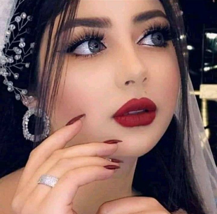 في وجـودك  اعشـق الدنيا  معاك
وفــي غيـابك كــل بسمـه تخـتفـي

ي عسـاني  ي الغــلا  أبقى معـاك 
انت روحي وانت قلبـي ودنيـتي