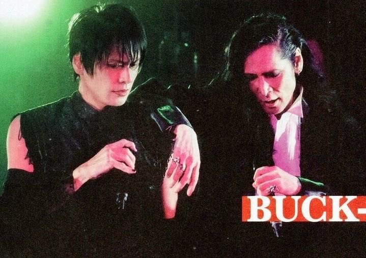 This picture is so yaoi-esque… It belongs in a doujinshi, it’s so unbelievable that it’s real.. Put these boys in a yaoi manga