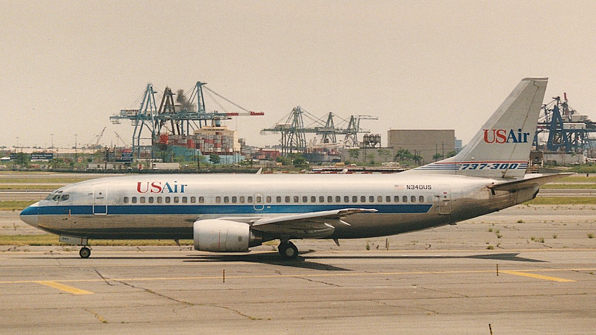 lemwerdersights's tweet image. US Air titles on Piedmont colours almost 2 years after the merger.

Registration:  N340US
Aircraft type:  Boeing 737-301
MSN/LN:  23237 / 1222
Airline:  US Air
Date:  July 12, 1991
Location:  Newark (EWR)
📷: @lemwerdersights
#avgeek #B737