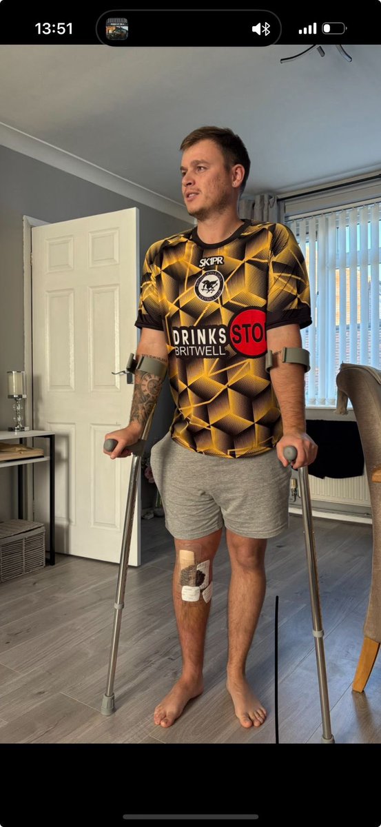 Britwell_FC's tweet photo. ‼️This Saturday‼️ our new home strip proudly modelled by @mann97_luke 👇 

2026 the return of Magic Mann, much to the joy of his team mates and every pub this side of slough 👏 😂 

Thank you to Sam, Mr T and all the team at DRINKS STOP BRITWELL for your continued  support 🖤 💛 https://t.co/tt9xJ4JZaQ