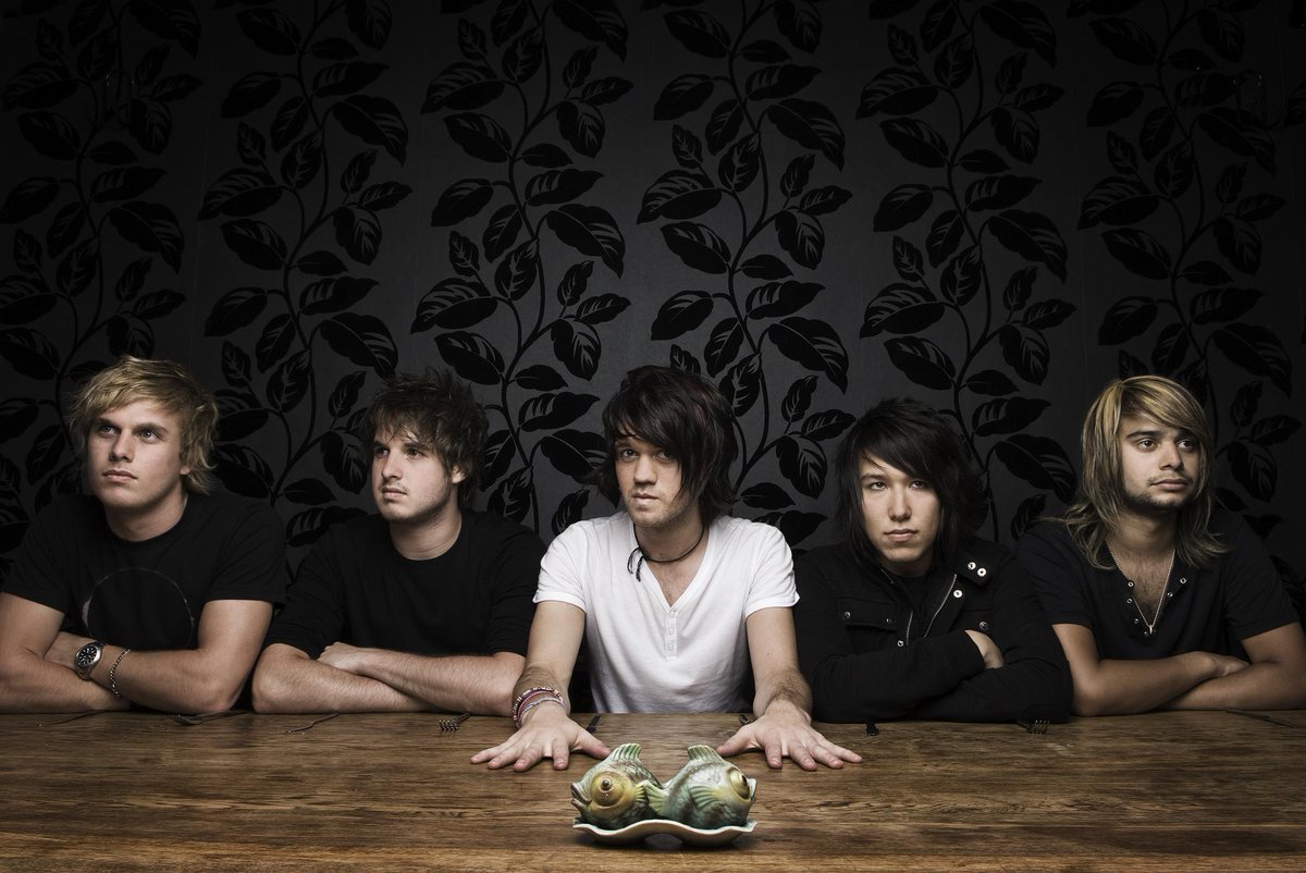 elliotminor's tweet photo. Back when hair straighteners were working overtime 🥵

Guess the year? https://t.co/8ZR5Nw1aQk