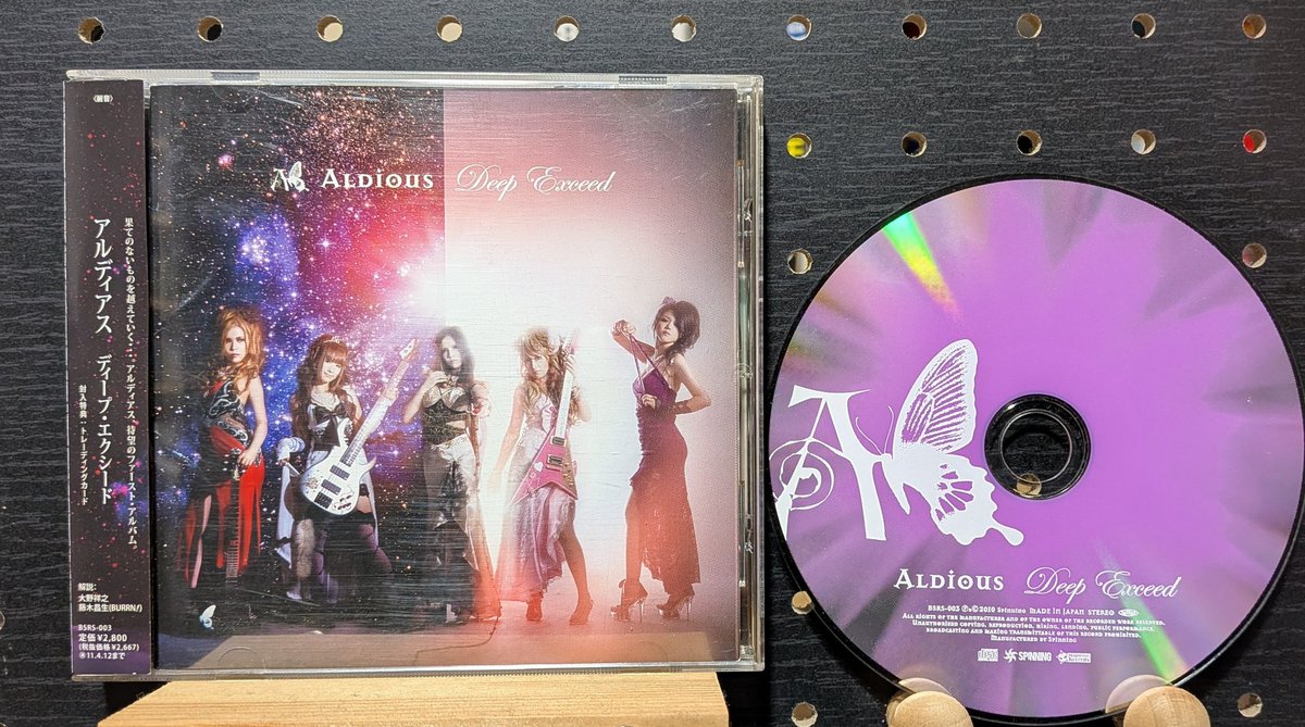 日本のメロディックメタルALDIOUSの1st 2010年作

可愛いルックスに惑わされるな。その演奏は緻密なテクニックと硬派なリフで構築された本格的なメタルそのもの。心に響く日本的な切なさと哀愁を帯びた旋律は秀逸で、彼女たちはその確かな実力と華でガールズメタルシーンを牽引する絶対的アイコンに🤘