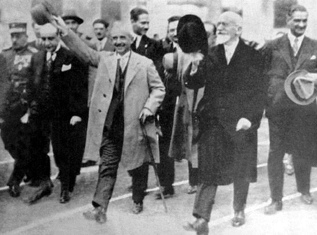 KoukosVasso's tweet image. 1 Δεκεμβρίου:
Σαν σήμερα στα 1922, ο αριθμός των θυμάτων τού Πόντου, σύμφωνα με τις εκκλησιαστικές επαρχίες και τις ελληνικές κοινότητες, ήταν 303.237 ψυχές

815 ακμάζουσες κοινότητες καταστράφηκαν ολοκληρωτικά, όλα τα ελληνικά χωριά με τις 1.174 εκκλησίες τους και τα 960 σχολεία