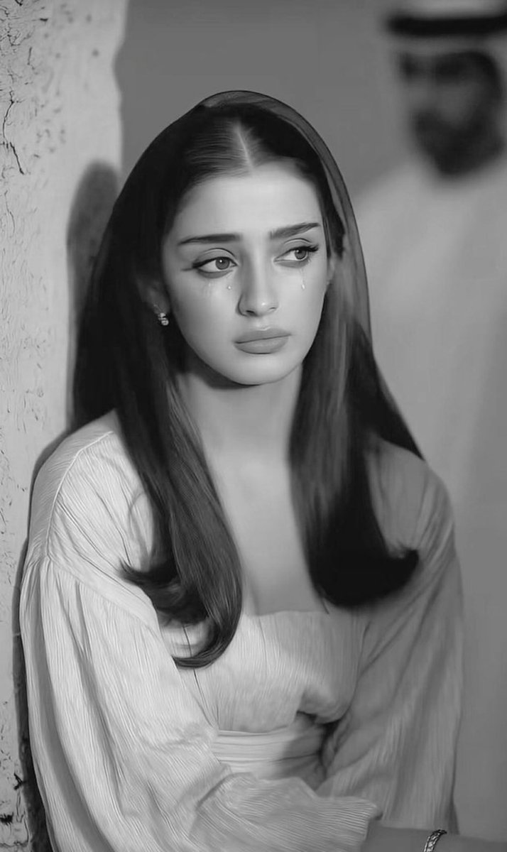 عيونك تشابه عيون المها المستذير  
نظرتها تسري على القلب وتحييه  

فيها الدفا والزين والعشق الكبير  
وفي رمشها سهـمٍ على البعد يودّيه  

لاضحكت شفّت السما وجهها المنير  
والكون غنّى باسمها واحتفى فيه !!؟