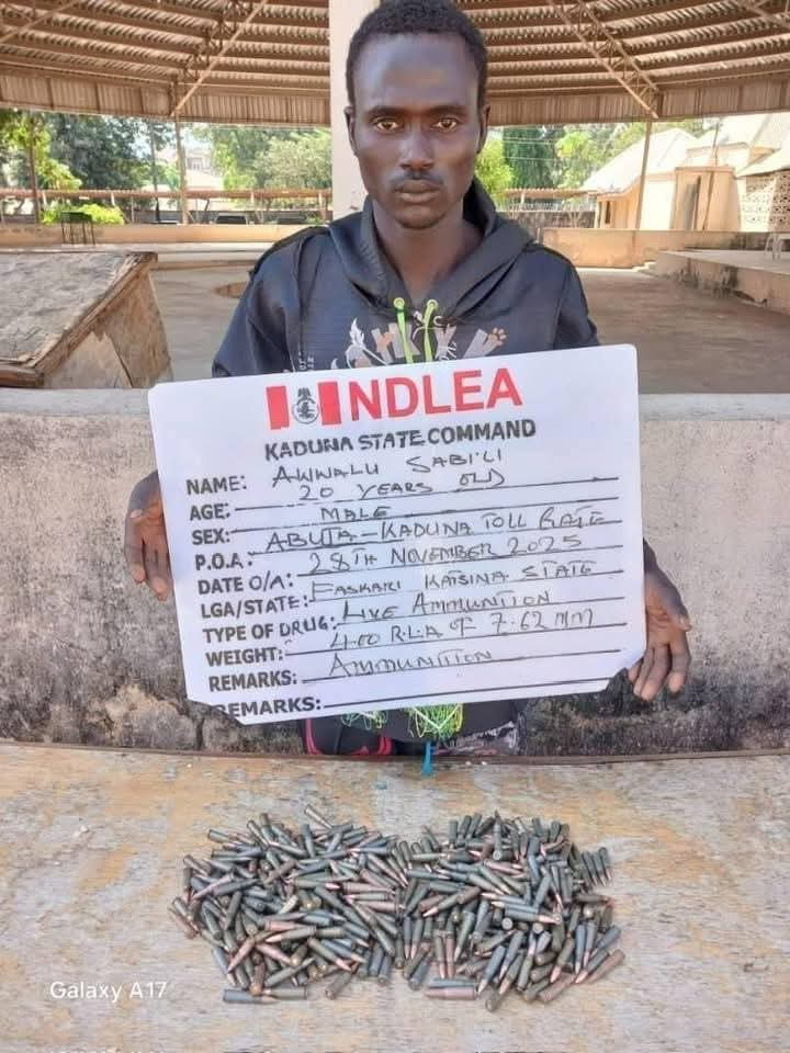 ZagazOlaMakama's tweet image. Two days ago, between  Zaria–Funtua expressway, a package fell from a moving vehicle and was later found to contain live ammunition. 

Just a few days later, NDLEA operatives intercepted three suspects along the Abuja–Kaduna expressway with 1,125 rounds of 7.25mm live ammunition.