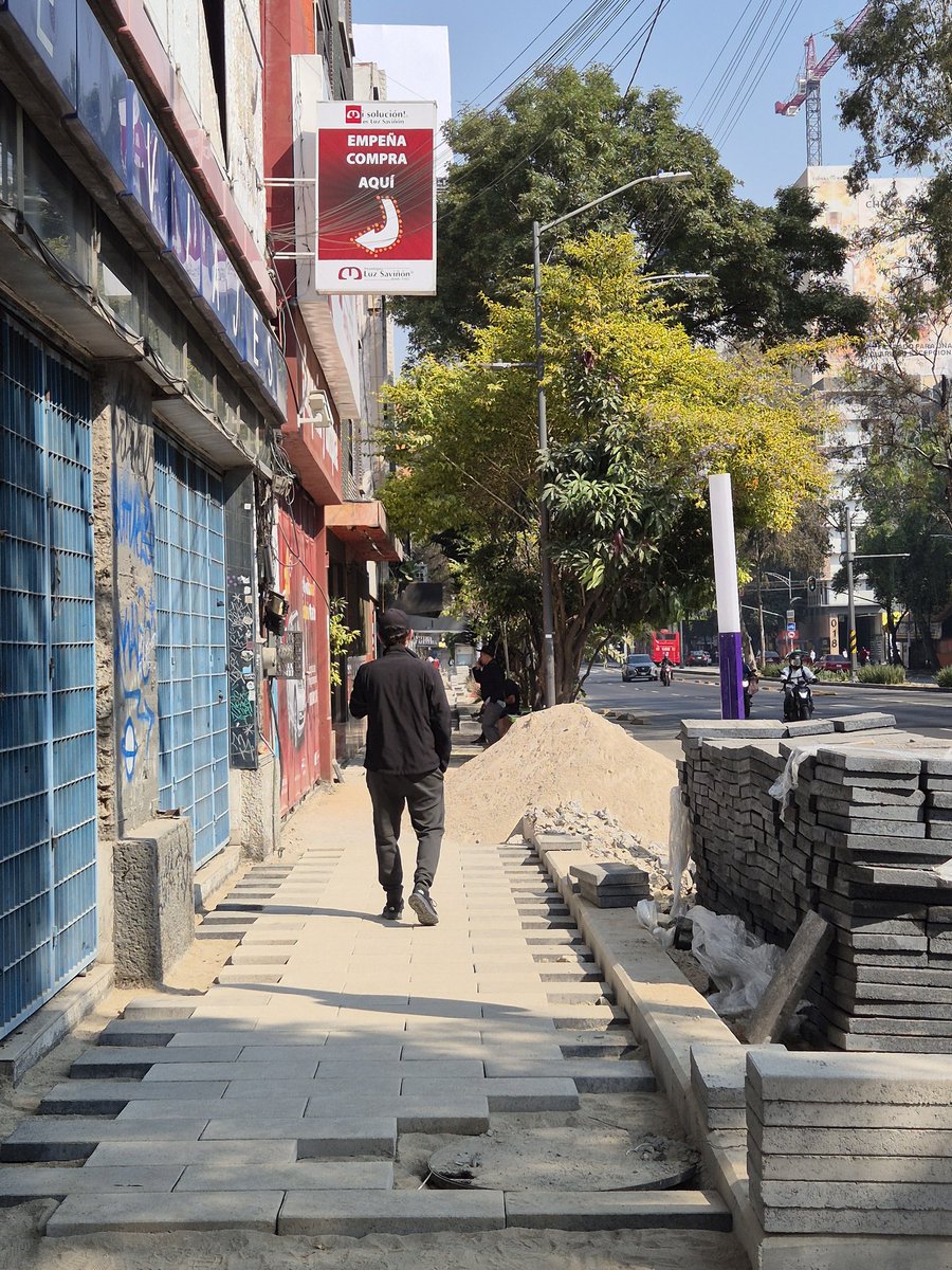 Taylor_Mar10's tweet photo. @SOBSECDMX  @AlcCuauhtemocMx que bien que cambien banquetas pero que mal que ahora achicaron el paso peatonal! Dejaron un paso para 2 en Insurgentes Centro, una de las avenidas mas transitadas y con unas jardineras gigantescas ¿tienen plan de jardineria y de mantenimiento? https://t.co/oo3xYqkldU