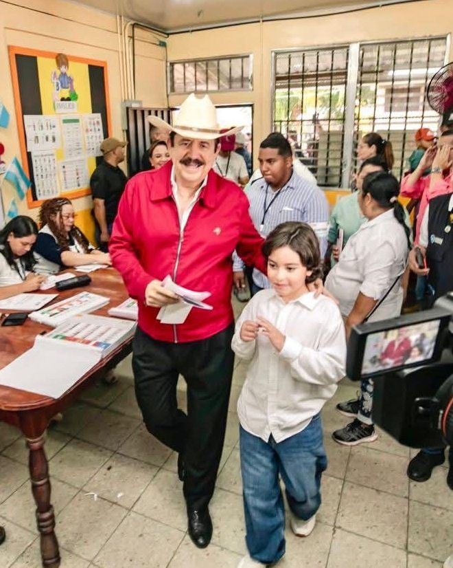 🗳✊️"Tenemos ya dos cortes, estamos muy bien en las evaluaciones.”

— <a href="/manuelzr/">Manuel Zelaya R.</a>