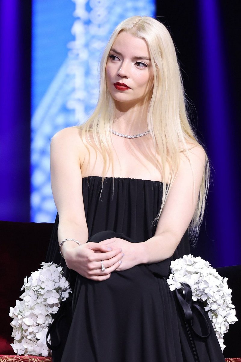 Anya Taylor-Joy TH 🤍✨ (@anyataylorjoyth) on Twitter photo 