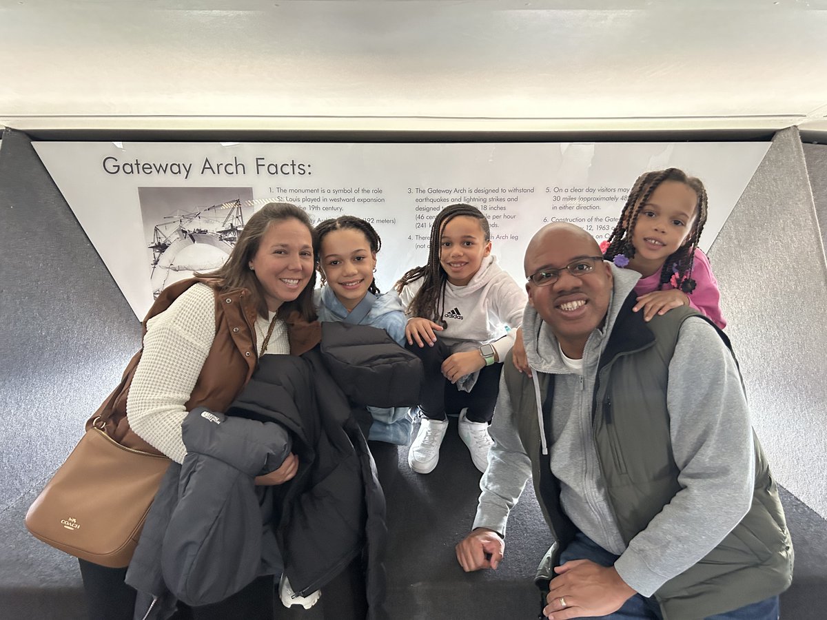 GatewayArchSTL's tweet image. Photos that should be a holiday card 📸🎄