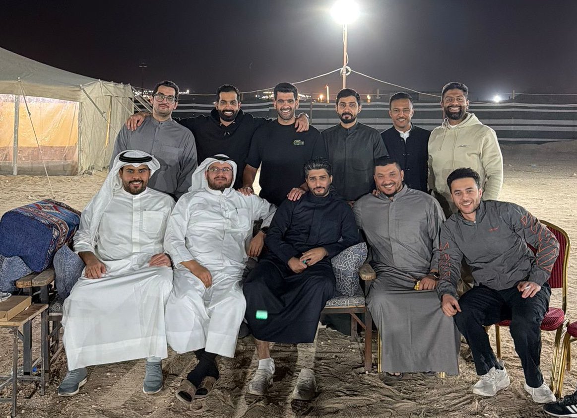 عبدالرحيم الكندري ، عبدالله مطلق ، عبدالله المشوم ، مساعد ساير ، عبدالله بلال ، عبدالعزيز البدري ، سعود مهلهل ، عبدالعزيز زبن ، هزاع ناصر ، يعقوب عاشور ، عبدالله عيد . 

1 ديسمبر 2025 
- (  كُنا ولا زلنا أصدقاء وزملاء )