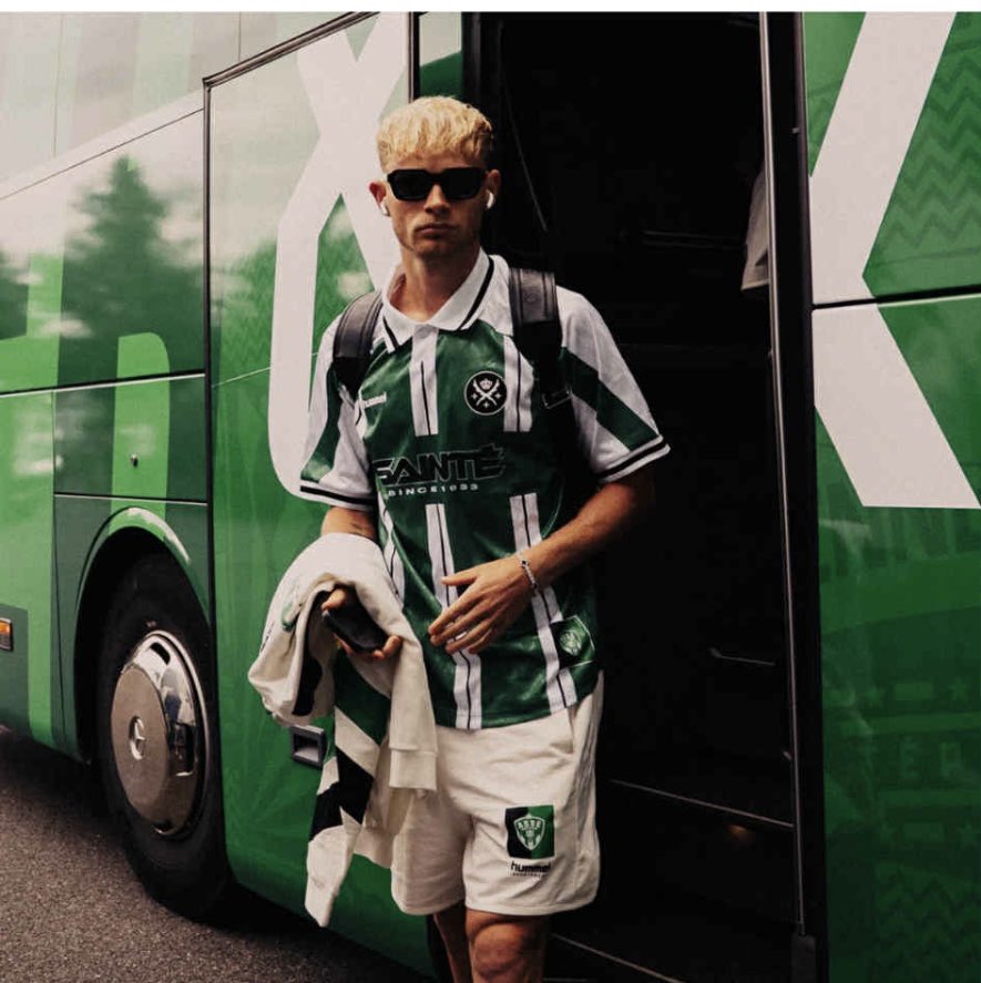 Stassinhio's tweet photo. Salut la commu verte, j’ai besoin de votre aide. Je voulais absolument ce maillot malheureusement je suis arrivé bien trop tard et maintenant je le cherche partout est ce que quelqu’un en aurait un à vendre ou autre ? Merci d’avance en tout cas. @ASSEofficiel @LaMiseAuVert_ https://t.co/VA6e7pHBY7