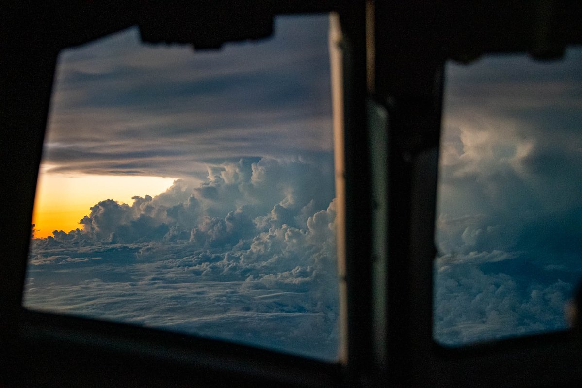 CuePilot's tweet image. Clouds building empires in the quiet chaos above — what would you name this scene?
#TheStormPilot #CloudsBuildingEmpires #CockpitView #AviationPhotography #yourshotphotographer #StormChasing #SkyDrama #PilotLife