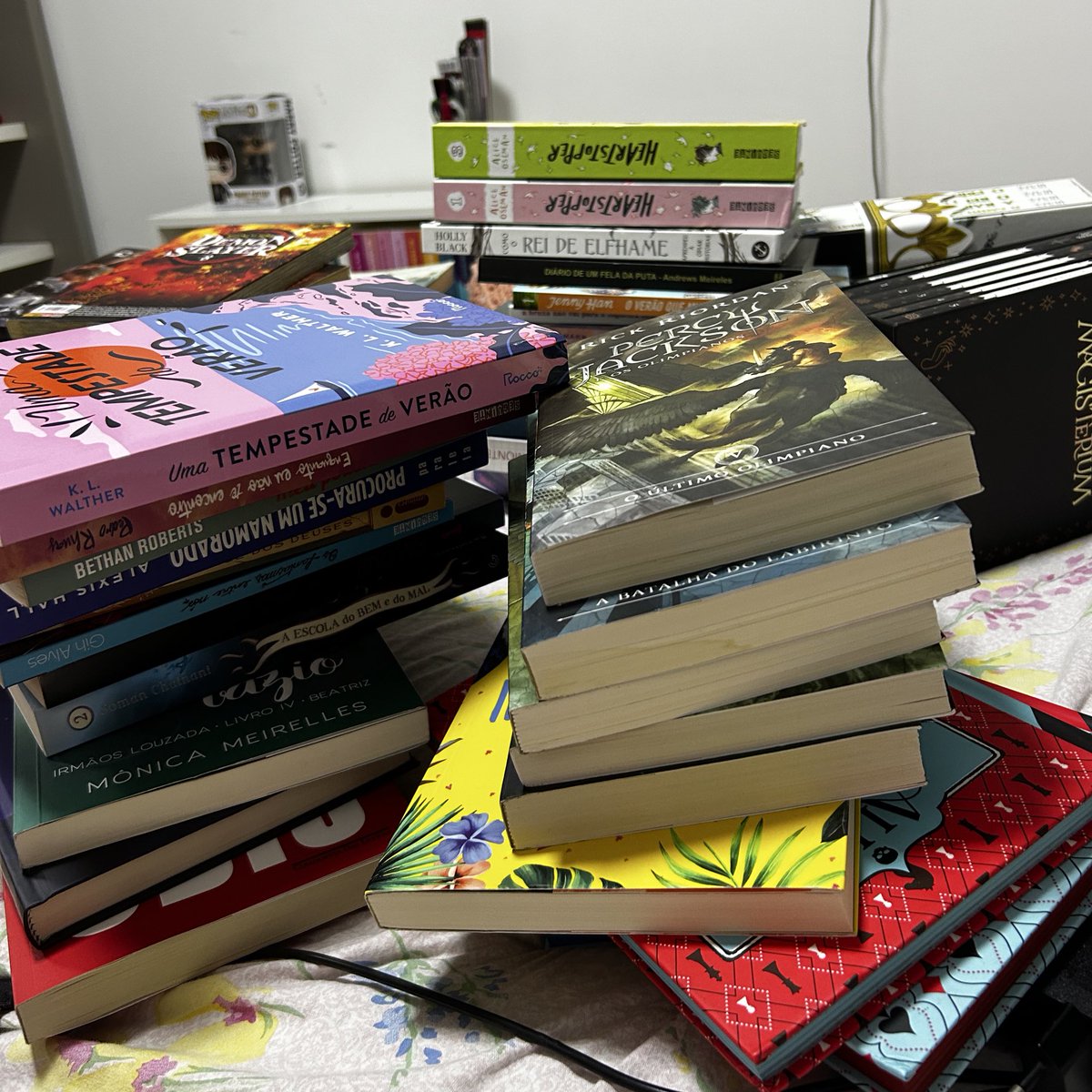 bookmarjorie's tweet image. dos meus 141 livros físicos, 73 são não lidos…