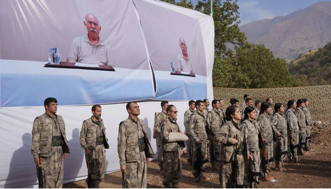AFP’ye konuşan PKK üst düzey yönetici Amed Malazgirt, « bizden istenen her şeyi yaptık. Sıra Türk Devleti’nde. Öcalan serbest bırakılana kadar hiçbir adım atmayacağız »