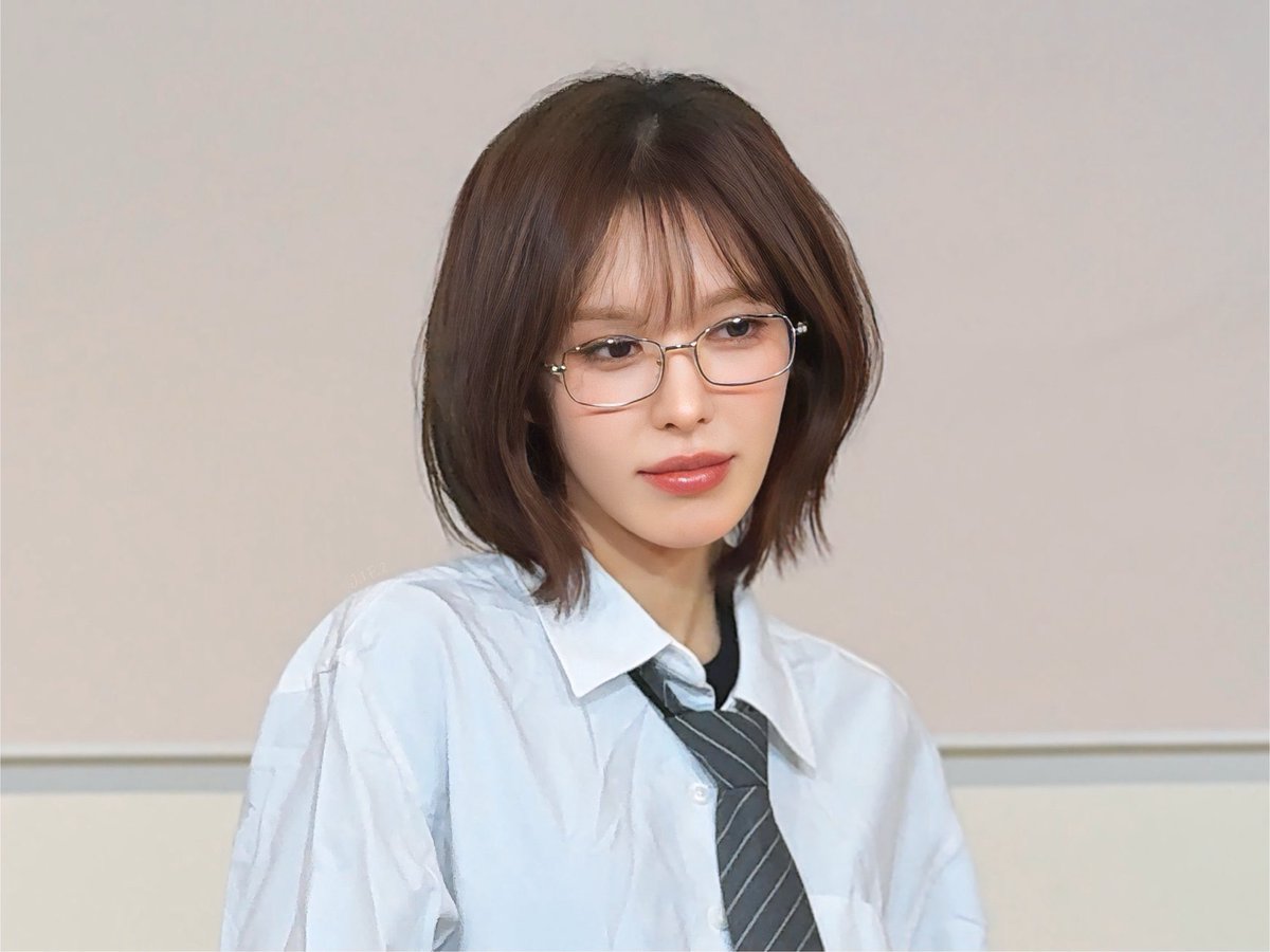 wannieszone's tweet image. she’s so hot.