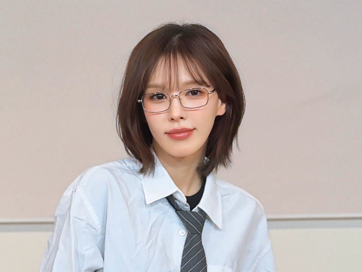 wannieszone's tweet image. she’s so hot.