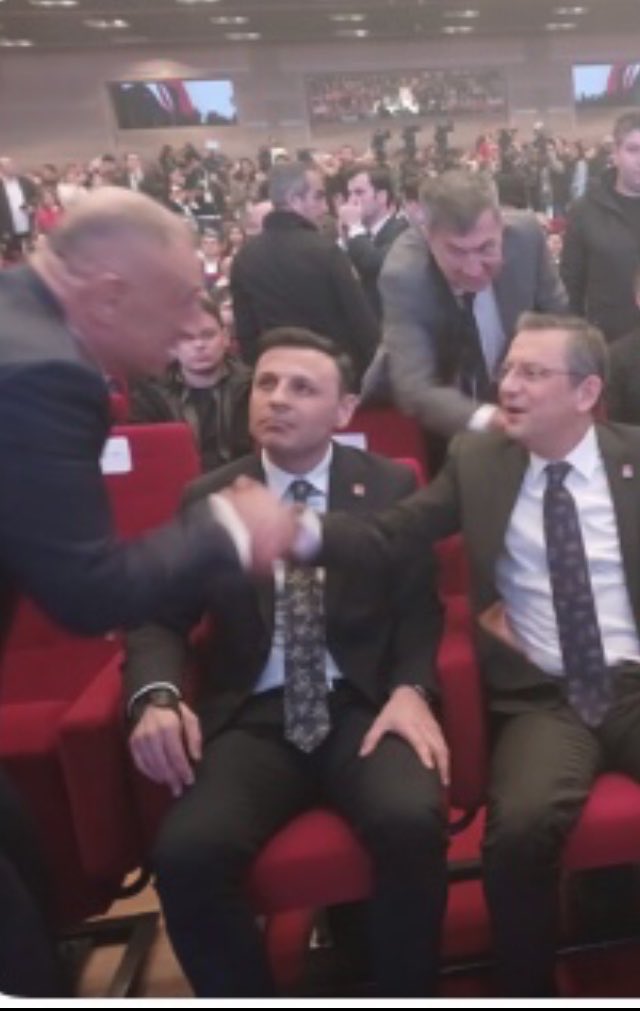 Kurultayımızda rekor bir oyla yeniden seçilen Genel başkanımız Özgür Özel’i ve parti meclisi, Bilim kurulu, YDK üyelerini kutluyorum. Şimdi iktidar zamanı.