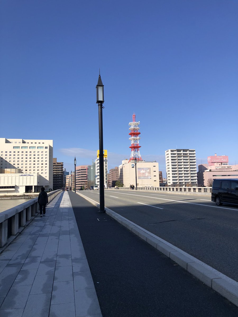 見たかった景色❗️
萬代橋を見学😁

路面電車計画があった為、幅広な4車線の橋💡
戦争で鉄が必要だったみたいだけど、橋側灯の台座だけは取れなくて当時のまま。