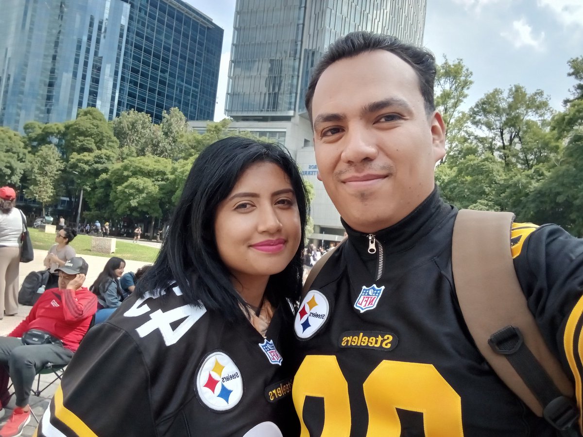 DanielL86851383's tweet photo. #NFLenTelevisa
@adevaldes 
@EnriqueBurak 
Saludos desde Zumpango México 
#HereWeGo https://t.co/xMXVesYClR
