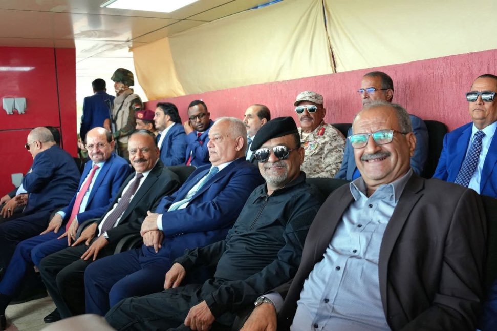 سعادة اللواء أحمد بن بريك، حفظه الله 

اولاً يجب هيكلة و تدوير رئاسة #المجلس_الانتقالي_الجنوبي على أساس منصف بين جميع الجنوبيين دون ان يكون حكراً على منطقة بعينها مثلما هو ملاحظ.

ولا يجوز مطلقا الحديث من قبل المجلس الانتقالي عن #حضرموت و هيكلة الحلف و الجامع  .. و فاقد الشيء لا