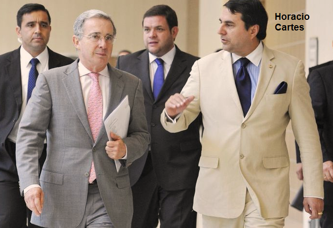 El ex Presidente hondureño Orlando Hernández recibía toneladas de droga de laboratorios de Colombia. Al ex Presidente paraguayo Horacio Cartes le incautaron toneladas en su propiedad o cerca de ella. Su aliado ha sido Álvaro Uribe y ahora Trump que nunca los toca y los favorece.