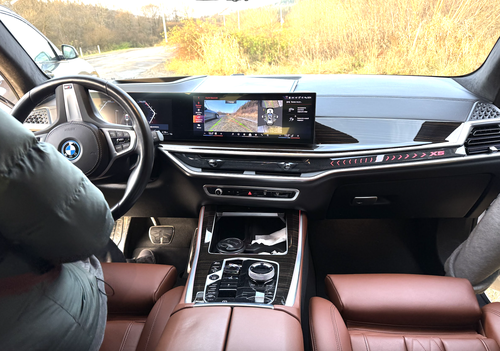 vladJavaScript's tweet image. Щодо салону 🛋️
то відмічу в чергове ідеальні крісла з спинками що ломаються. Сама передня панель непогана і в ресті і в доресті. Я доволі швидко звик до включення адаптивного круізу і лейн асісту - а що ще треба? Карплей бездротовий є в обох автівках. Вам яке більше подобається?…