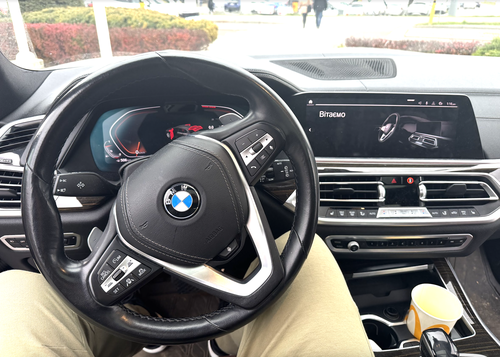 vladJavaScript's tweet image. Щодо салону 🛋️
то відмічу в чергове ідеальні крісла з спинками що ломаються. Сама передня панель непогана і в ресті і в доресті. Я доволі швидко звик до включення адаптивного круізу і лейн асісту - а що ще треба? Карплей бездротовий є в обох автівках. Вам яке більше подобається?…