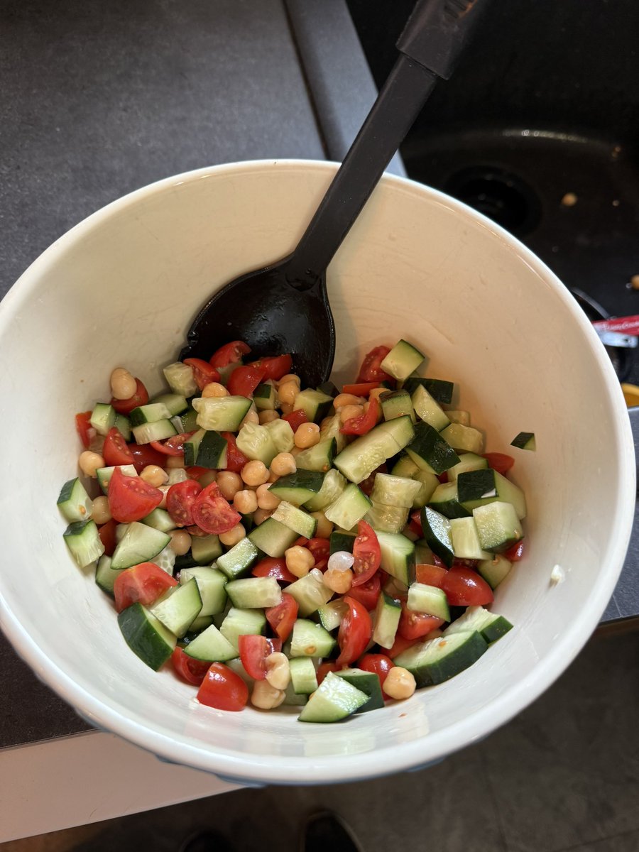 meatgirlfriend's tweet photo. Colorful salad
~250 total, but i'll probably eat it over the next few days https://t.co/drrtWY3Vec