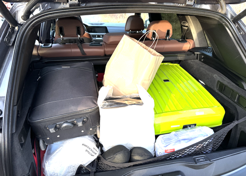 vladJavaScript's tweet image. Я вже раніше говорив, що в Х5 G05 тісно позаду і він має маленький багажник. Цей раз на одному з етапів нашої подорожі ми сіли в Х5 в пятьох причому на передньому сидінні сидів хлопець 202см, а я(191см) одразу за ним :) Результат на фото. Багажник, як ми з вами вже міряли,…