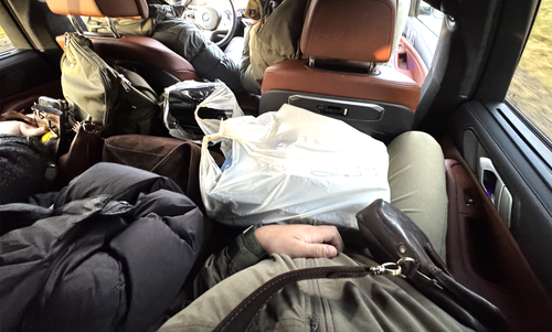 vladJavaScript's tweet image. Я вже раніше говорив, що в Х5 G05 тісно позаду і він має маленький багажник. Цей раз на одному з етапів нашої подорожі ми сіли в Х5 в пятьох причому на передньому сидінні сидів хлопець 202см, а я(191см) одразу за ним :) Результат на фото. Багажник, як ми з вами вже міряли,…