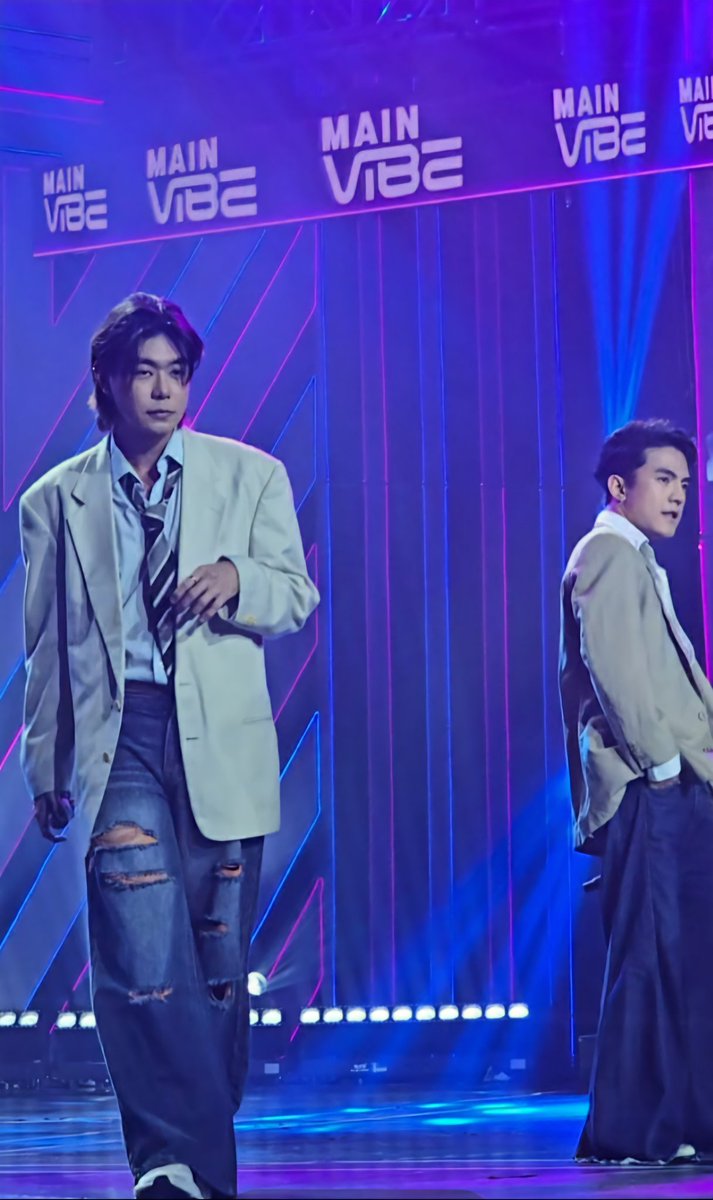 PHPPearls's tweet image. 🎤 On Stage, On Fire! 
​Reliving the amazing energy from @presshitplay's performance on the Vibe Stage! 
​Every moment was full of passion and pure OPM brilliance. Thank you for making it an unforgettable night!
​Swipe to see the highlights! 

#Press_Hit_Play
#VibePH @vibephtv