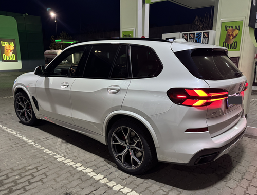 vladJavaScript's tweet image. BMW X5 G05: V8 проти плагін гібрида. Перевірка автобаном 🚗⚡️
Нещодавно ми їздили у відрядження в Англію і задача була швидко доїхати з кордону до аеропорту і потім з аеропорту додому. В ту сторону мені випала нагода їхати за кермом BMW X5 G05 i50 V8 на R19 колесах вдень по…