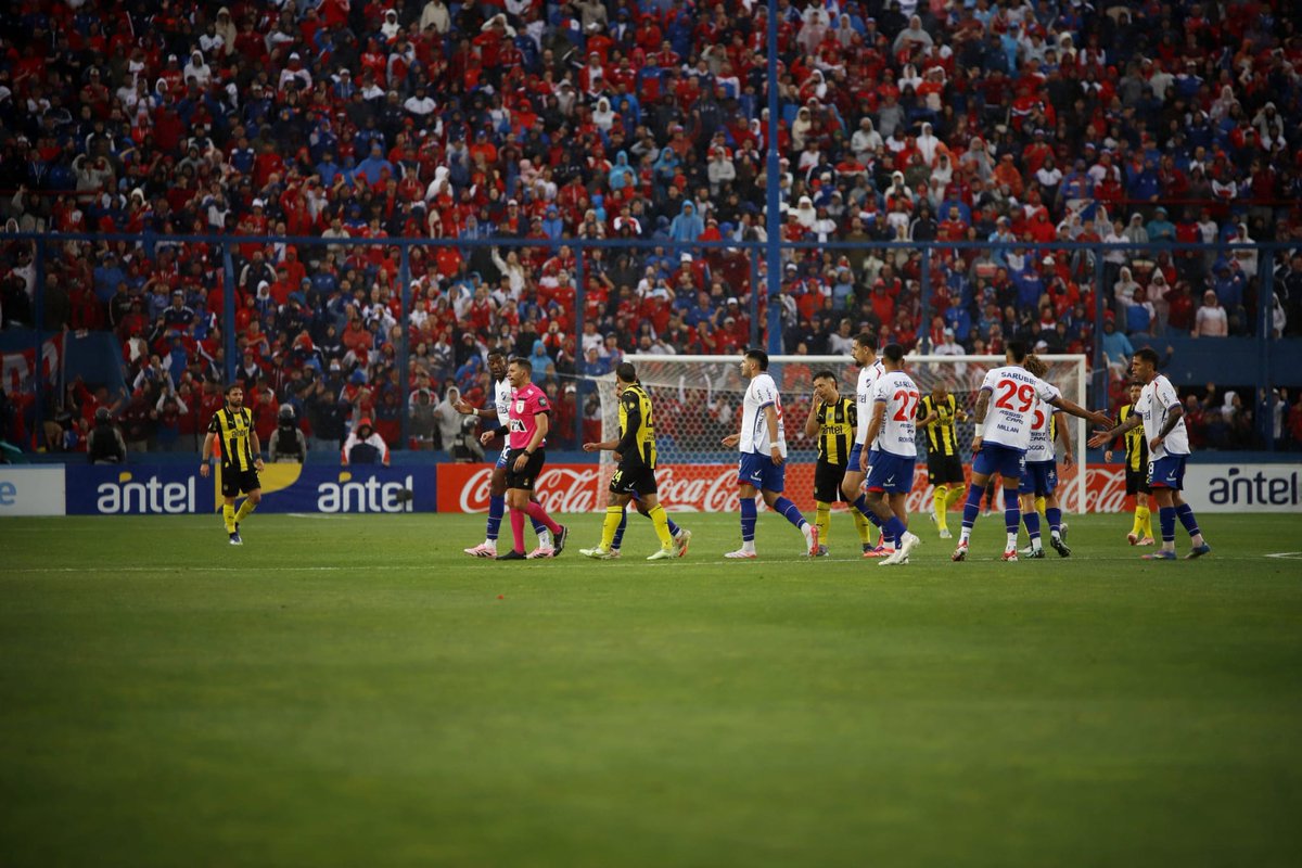 Totalmente saca partido el arbitraje de Gustavo Tejera. Un penal clarísimo no cobrado y todas las divididas a favor de Nacional. Vergonzoso.