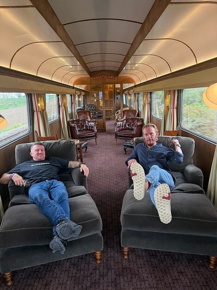MittensOff's tweet image. The plot thickens - This coach is apparently part of the &apos;Chairman’s Set&apos;, the personal train of businessman Jeremy Hosking. Hosking is a former Tory backer who has since donated more than £2.2mn to Reform. All aboard the &apos;Racists Express&apos;. #ReformUK #Farage #TommyRobison