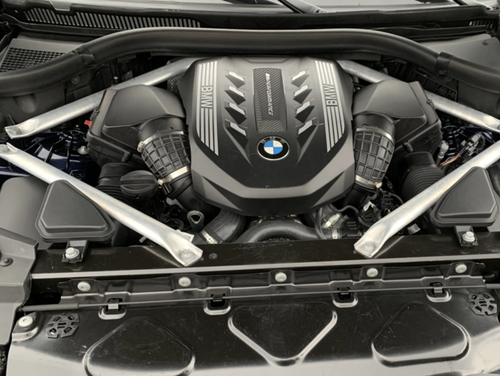 vladJavaScript's tweet image. Почнемо з техніки 🛠️
Сірий Х5 був в доресті і мав 4.4 V8 N63 двигун на 530 конячок при 5500-6000 об/хв і шалений момент 750 нм між 1800 і 4600 об/хв. Білий X5 мав двигун 3х літровий, рядний B58 + електромотор і на виході ця пара видавала 489 кінських сил при при 5 500 об/хв.…