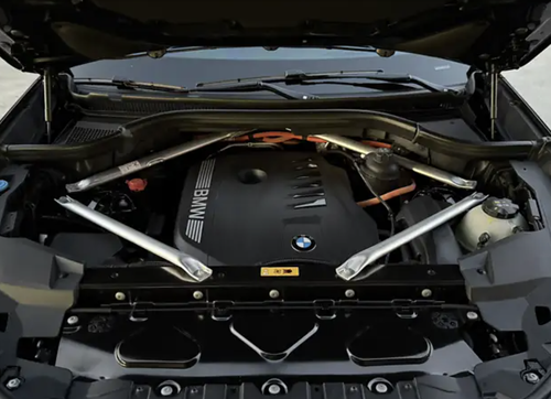 vladJavaScript's tweet image. Почнемо з техніки 🛠️
Сірий Х5 був в доресті і мав 4.4 V8 N63 двигун на 530 конячок при 5500-6000 об/хв і шалений момент 750 нм між 1800 і 4600 об/хв. Білий X5 мав двигун 3х літровий, рядний B58 + електромотор і на виході ця пара видавала 489 кінських сил при при 5 500 об/хв.…