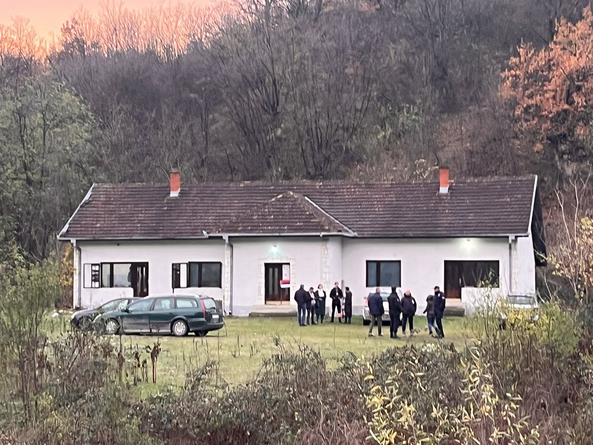 u ovom zaseoku u Mionici je dobila studentska lista, 151 naspram 134 glasa. 
i upravo na ovakvim seoskim BM diljem Srbije je režim pravio toliku razliku koju nije bilo moguće preskočiti. npr u dec 2023 je ovde bilo 103 prema 13 u korist režima.
ovo je tektonska promena u biračkom