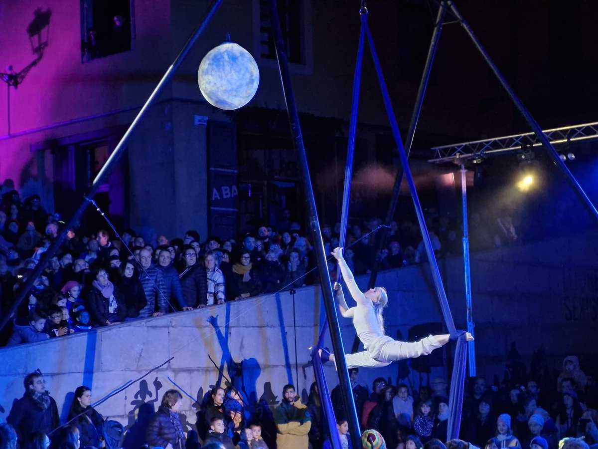 #DesDelCor 20 anys celebrant que la Patum és universal amb un espectacle sorgit del talent del Guillem Cardona i la Laura Coromines fusionant música, teatre, dansa, acrobàcia i cant coral. Atrevint-se a crear i repensar el patrimoni a través de la cultura.