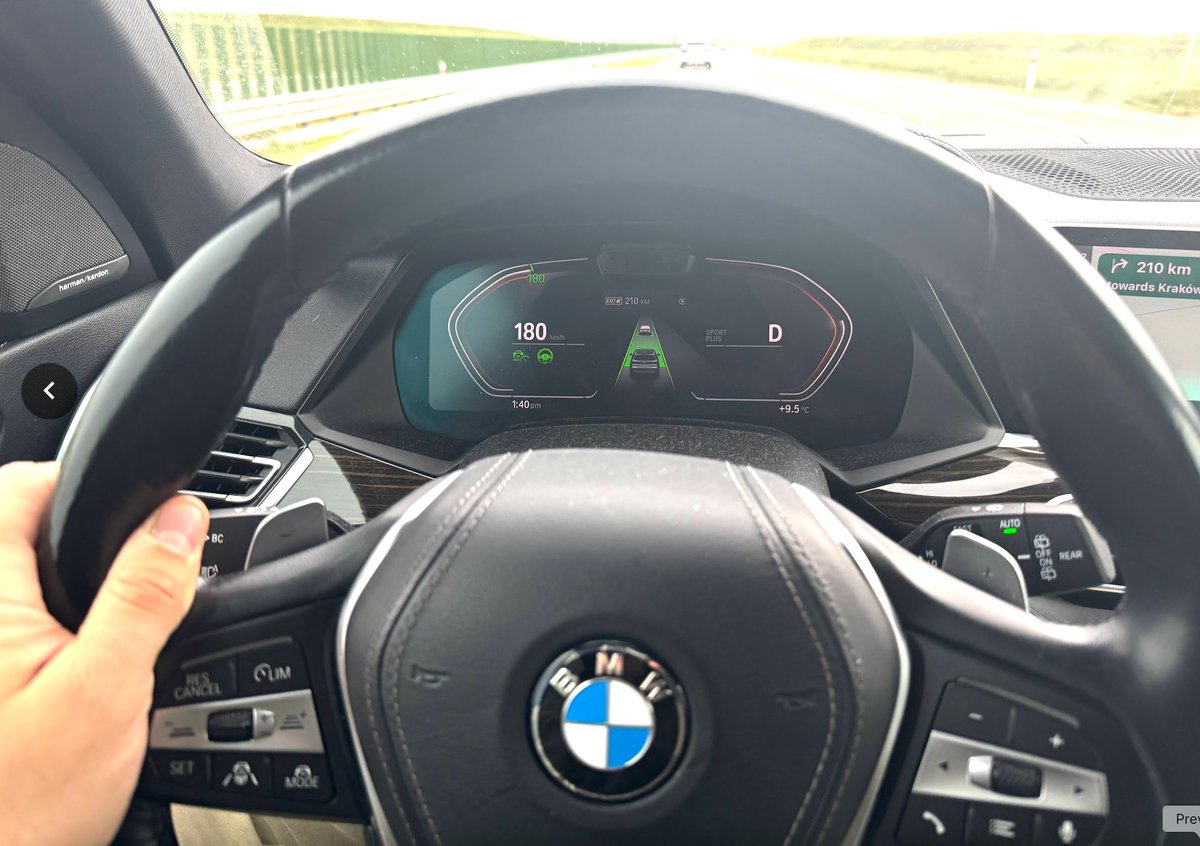 vladJavaScript's tweet image. І одразу про враження 🚀
в аеропорт я їхав на 4.4 V8 і це вражаючий автомобіль (хоча по відчуттям Х3 М40і їде більш дико). Тяга шикарна, а звук… звук цього V8 запав мені в душу ❤️‍🔥. Була хороша погода то ж я не соромився натискати і їхав максимум 215 по автобану. Можна було і…