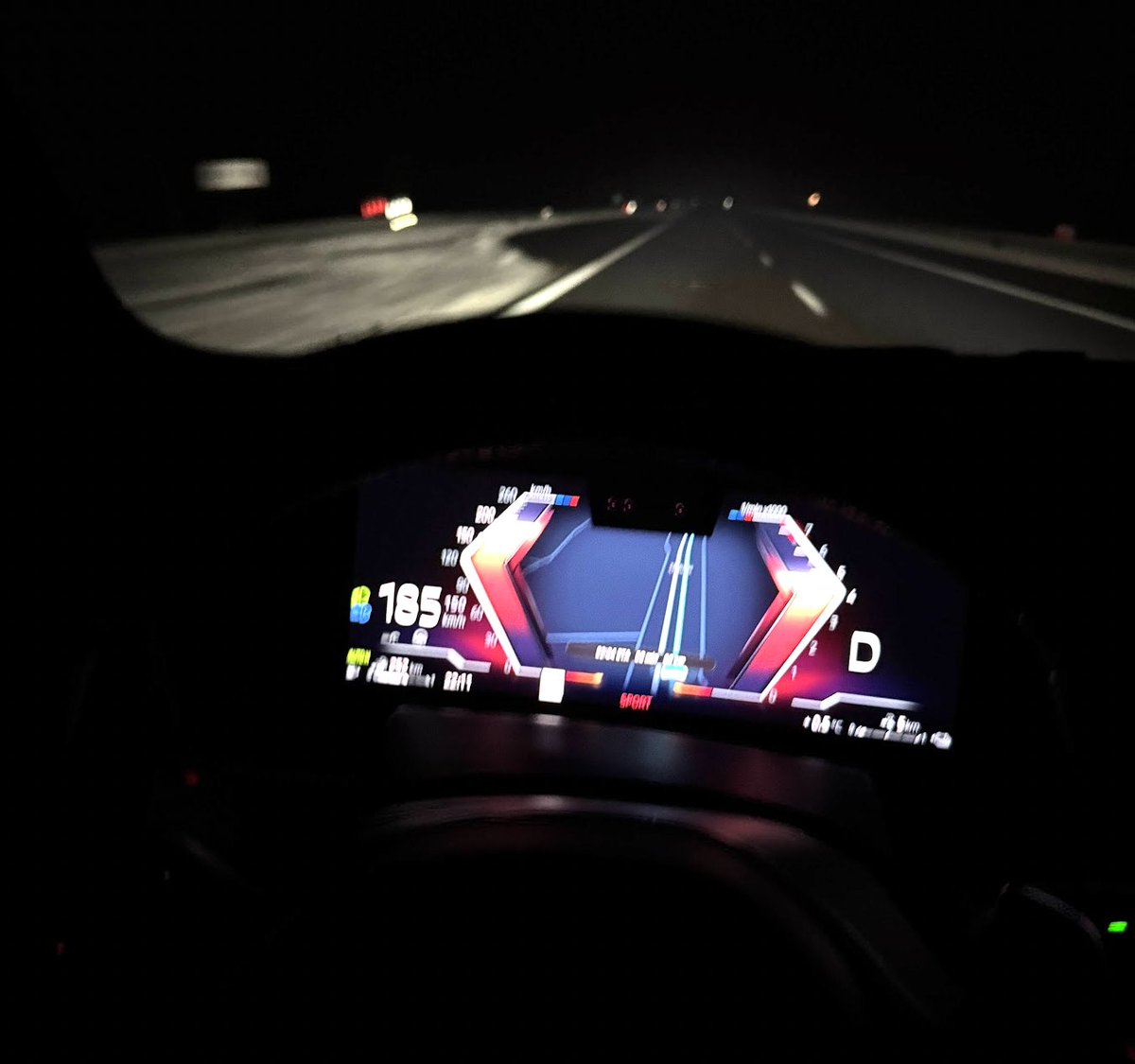 vladJavaScript's tweet image. Дорогою назад це бажання стало реальністю і я їхав від аеропорту до кордону за кермом білого, плагін-гібридного Х5 з пневматичною підвіскою вночі під час легенького снігопаду 🌨️. Цей автомобіль був на низькопрофільних колесах R21 і дійсно: дорогу він тримає краще, ніж Х5 на…