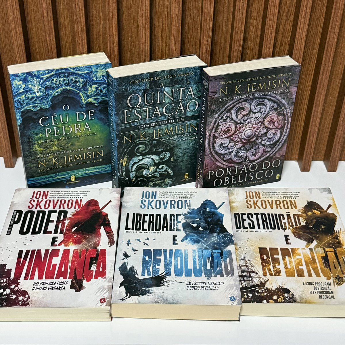 🍀🎄🪅SORTEIO NATAL🪅🎄🍀

Um ganhador leva duas trilogias completas.

A TERRA PARTIDA:
- A QUINTA ESTAÇÃO
- PORTÃO DO OBELISCO
- O CÉU DE PEDRA

IMPÉRIO DAS TORMENTAS:
- LIBERDADE E REVOLUÇÃO 
- PODER E VINGANÇA
- DESTRUIÇÃO E REDENÇÃO 

REGRAS:

1) REPOSTAR e CURTIR este tweet