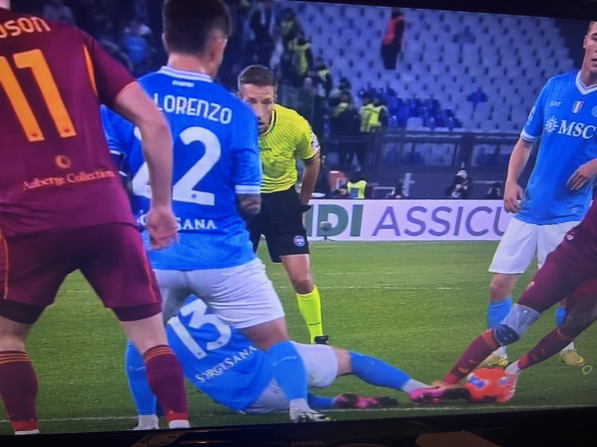 Ps it wasn’t a foul on Kone. Rrahmani win the ball clearly and it bobbles of Kone. #RomaNapoli #AsRoma